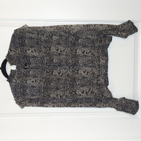 Free People Roma Crepe Blouse Snakeskin Print Gray Long Sleeve Ruffle XS - Picture 10 of 13